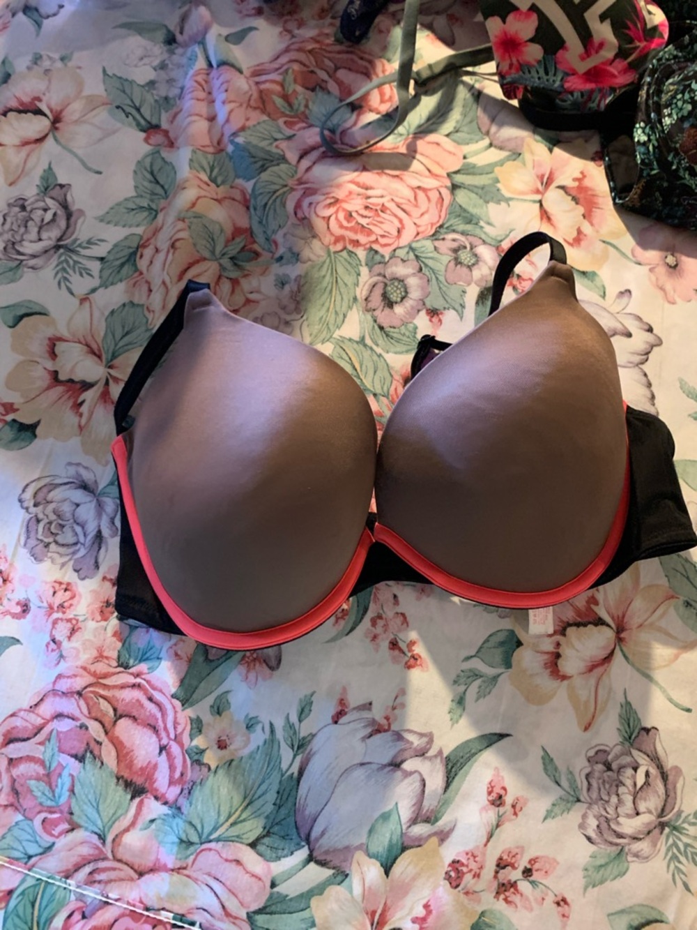 Pink Victoria Secret Women’s Padded Underwire Bra  Size 36 D
